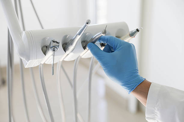 Professional Tooth Extraction technician working in Green Oaks, IL